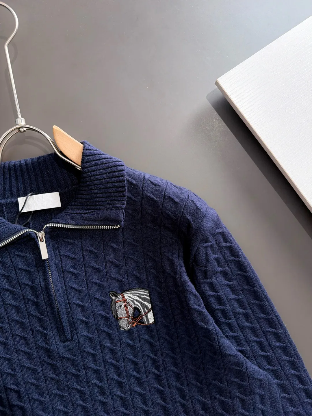 Next day shipment P195 Hermès High Quality 2026 Autumn and Winter latest sweaters from the official website, on sale at the counter at the same time Hot Sale! Specially made of wool blended fabric. It feels comfortable and can be directly in contact with the skin. The logo badge is exquisitely embroidered, which is extremely eye-catching! The details highlight the fashionable charm of big brands. Exquisite workmanship. Three-dimensional cutting style. The wearing effect is invincible and handsome! All three standards are complete! Sizes:M-3XL